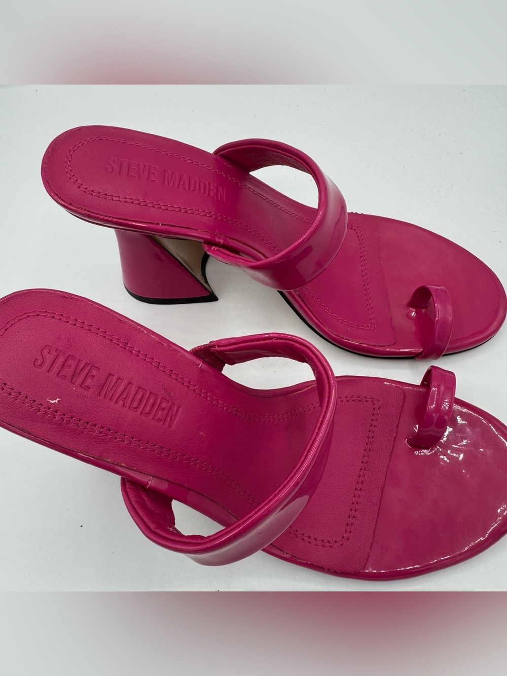 Steve Madden Renie Hot Pink Patent Toe Loop Flared Block Heel Sandals size 7 - Picture 2 of 5